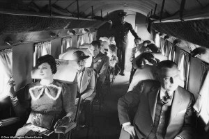 suasana kabin pesawat komersial era 1930-an