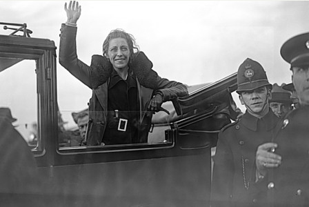  Amy Johnson menjadi satu dari orang terpopuler di Britania Raya setelah ia memecahkan rekor penerbangan solonya pada 1930.