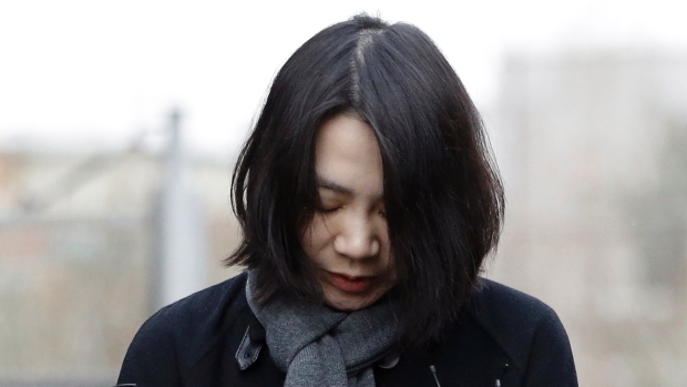 Heather Cho atau Cho Hyun-ah, putri dari bos pemilik maskapai Korean Air diganjar hukuman satu tahun penjara pada Desember 2014 lalu karena terbukti bersalah dalam kasus insiden kacang.  