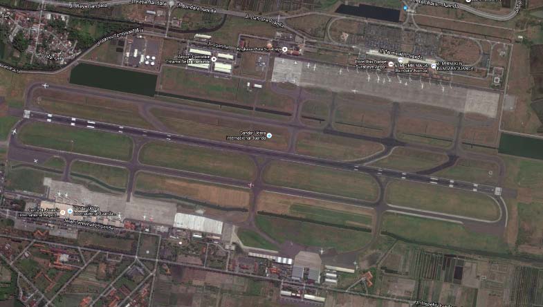Bandara Juanda tampak citra satelit dalam jarak 200 meter di atas permukaan tanah. (google map)