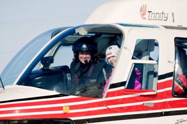 Kirsten Brazier, pendiri The Sky's No Limit, Girls Fly Too, membawa terbang gadis belia, Kirsten Peterson dengan helikopter.
