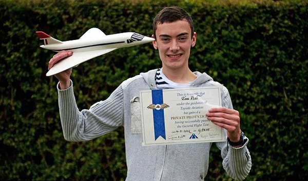 Petrik bukan remaja pertama yang mendapat lisensi pilot privat. Tom Hall, remaja berdarah Skotlandia yang tinggal di Perth, Australia, telah memulai jam terbang saat berusia 14 tahun dengan simulator. Pada 2012, di usia 17 tahun ia mendapatkan lisensi pilot privat. 