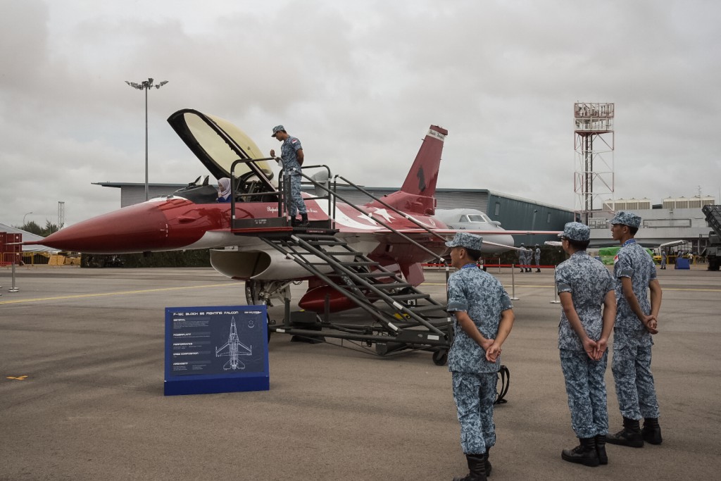 Pengunjung bisa naik ke kokpit ikon merah-putih Black Knight F-16C. (Reuters)