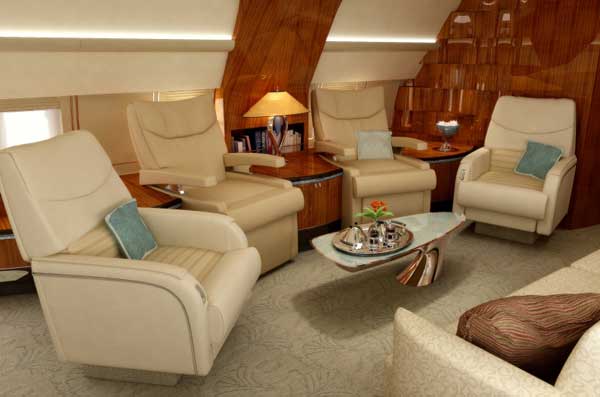 Kursi-kursi mewah di kabin pesawat milik Abramovich. (foto: thinkhigh.me)