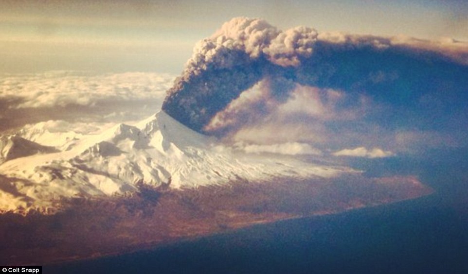 Gunung di Alaska Meletus, Pilot Malah Dekatkan Pesawat ke Gunung