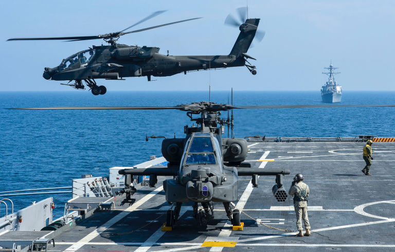 Apache beroperasi dari USS Ponce/Popular Mechanics