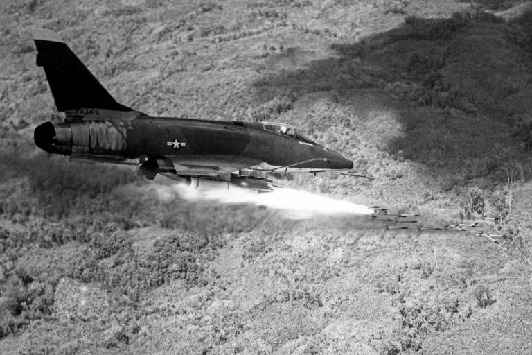 F-100 menembakkan rudal saat Perang Vietnam/Combat Aircraft
