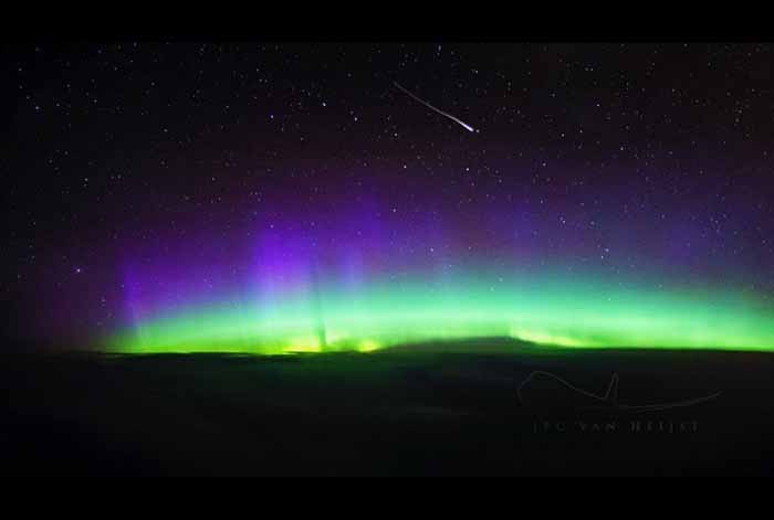Cahaya Utara di antara Irlandia dan Kanada dilintasi bintang jatuh.