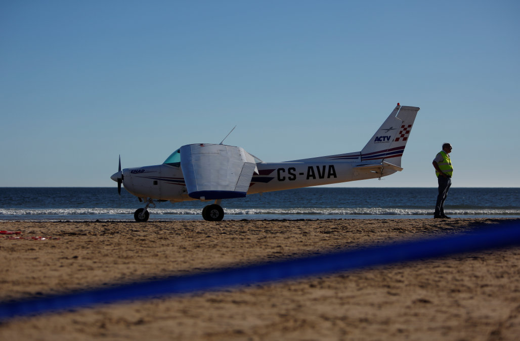 Mendarat Darurat di Pantai, Pesawat Tewaskan 2 Orang