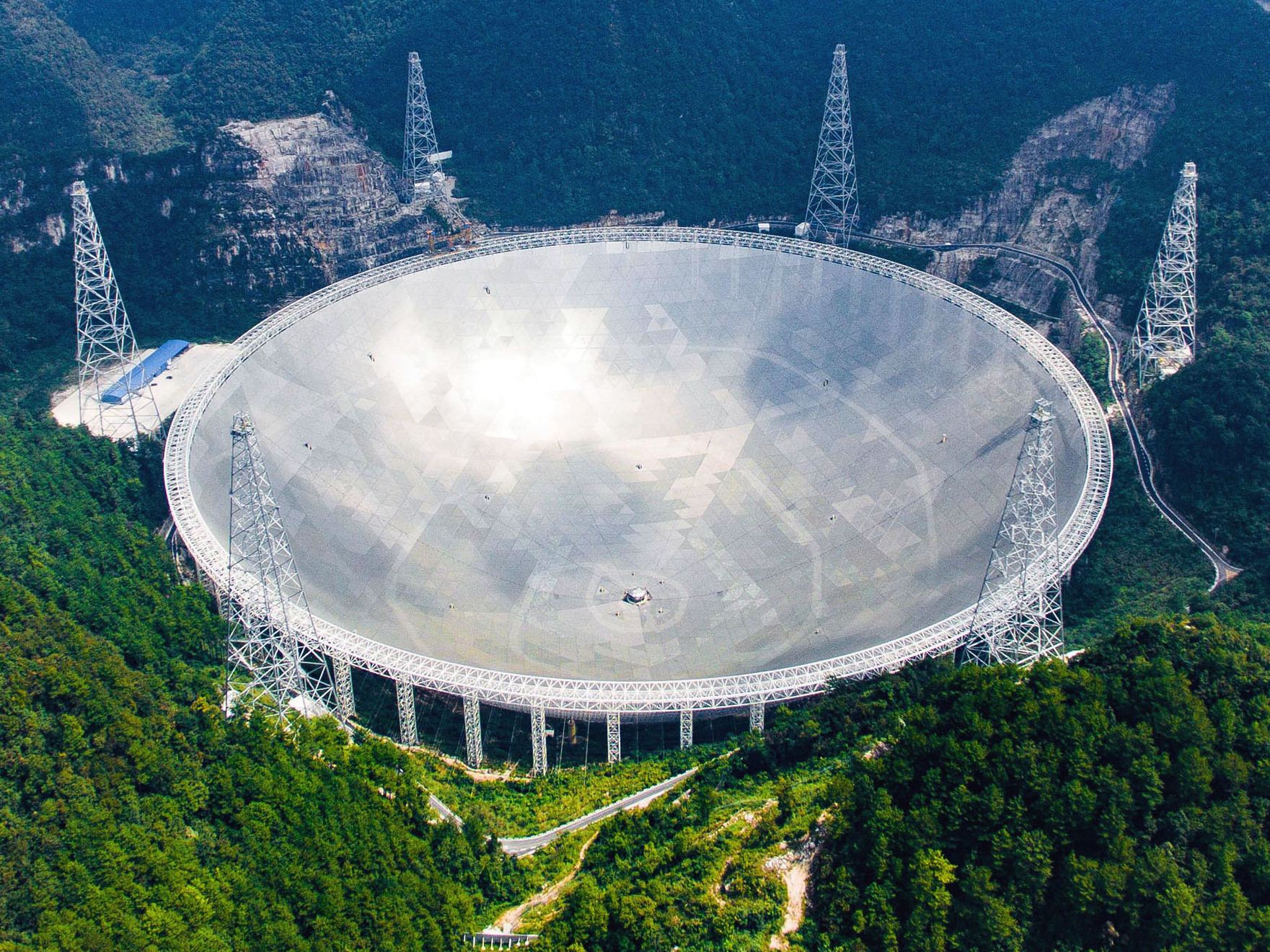 Самый большой телескоп в мире находится. Радиотелескоп в Китае fast. 500 Метровый радиотелескоп в Китае. Радиотелескоп в Китае самый большой в мире. Телескоп fast Китай.